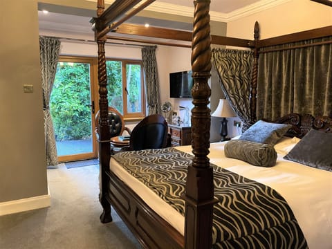 Deluxe Double Room, Ensuite, Garden View (Terrace - Four Poster ) | In-room safe, WiFi, bed sheets