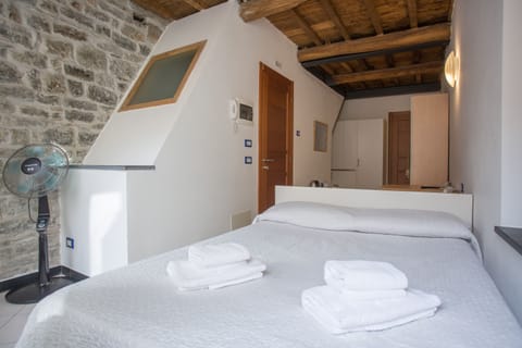 1 bedroom, down comforters, desk, laptop workspace