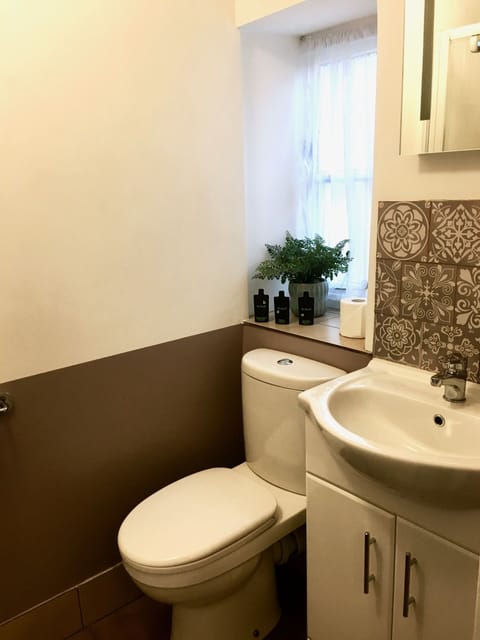 Economy Double Room, Ensuite | Bathroom