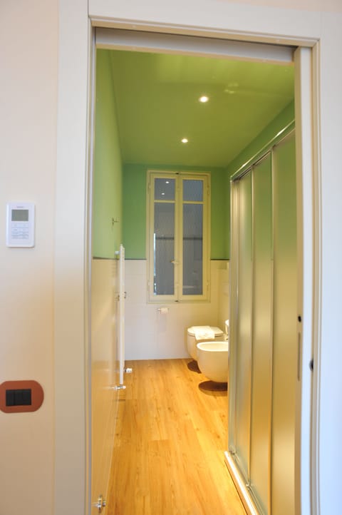 Double Room | Bathroom | Shower, free toiletries, hair dryer, bidet