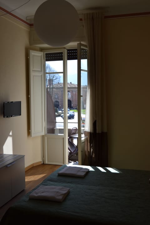 Comfort Room, Balcony, City View | Desk, soundproofing, cribs/infant beds, rollaway beds