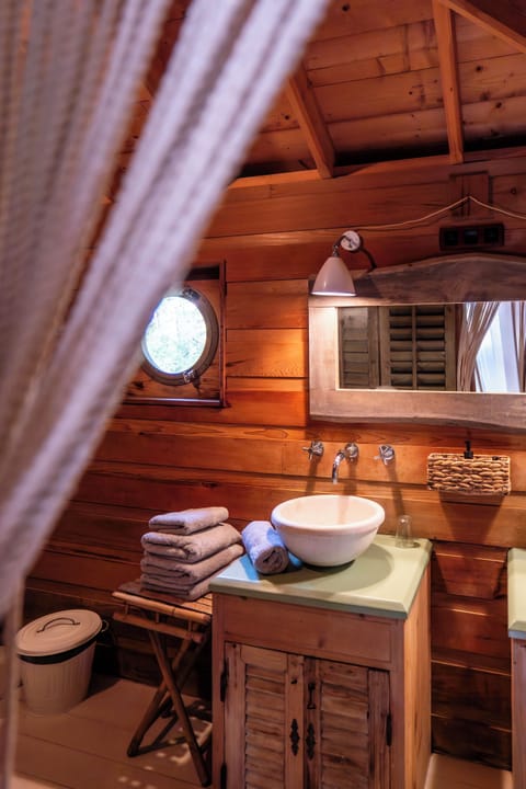 Tree House (Shere Khan) | Bathroom | Free toiletries, hair dryer, towels, soap