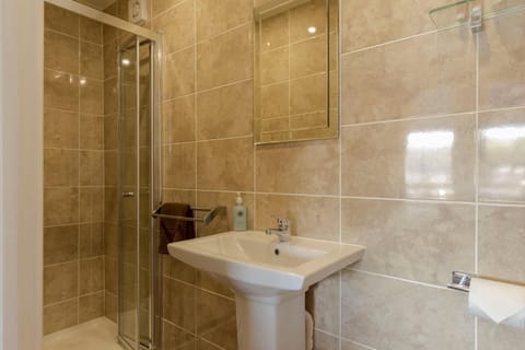 Premium Double Room, Ensuite | Bathroom | Hair dryer, towels