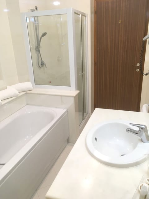Classic Twin Room | Bathroom | Free toiletries, hair dryer, bidet, towels