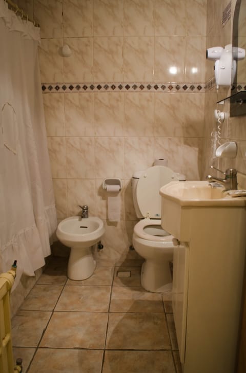 Quadruple Room | Bathroom | Bathtub, free toiletries, hair dryer, towels