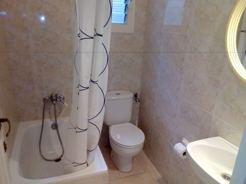 Basic Single Room, Shared Bathroom | Bathroom | Free toiletries, towels