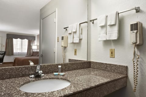 Combined shower/tub, eco-friendly toiletries, hair dryer, towels