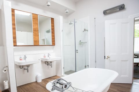 Laanhof Victorian House Main Room | Bathroom | Shower, rainfall showerhead, free toiletries, hair dryer