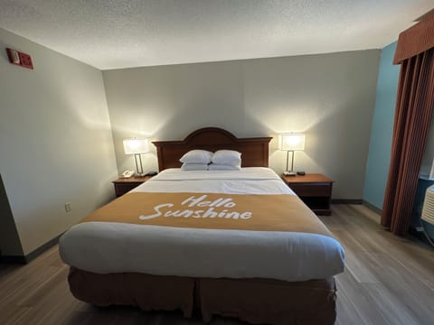 Suite, 1 King Bed, Refrigerator | Desk, iron/ironing board, free cribs/infant beds, free WiFi