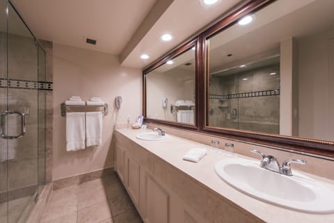 Executive Suite, 1 King Bed | Bathroom | Combined shower/tub, designer toiletries, hair dryer, towels