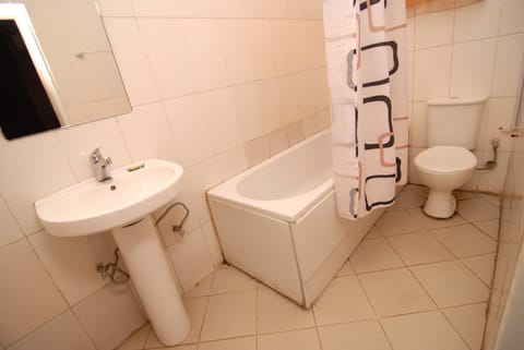 Classic Room | Bathroom | Rainfall showerhead, free toiletries, hair dryer, slippers