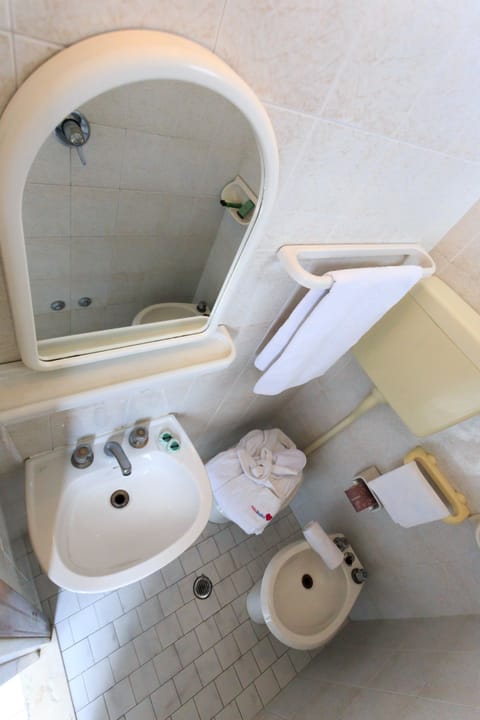 Economy Double Room | Bathroom | Shower, free toiletries, hair dryer, bidet