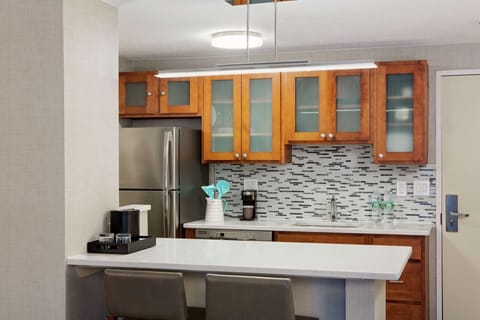 Suite, 1 King Bed, Non Smoking, Kitchen | Private kitchen | Fridge, microwave, coffee/tea maker