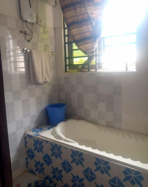 Family Room | Bathroom | Shower, free toiletries, towels