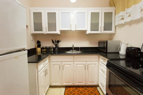 Luxury Apartment, 2 Bedrooms, Mountain View | Private kitchen | Full-size fridge, microwave, oven, stovetop