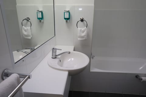 Twin Room - Pet Friendly | Bathroom | Separate tub and shower, hair dryer, bathrobes, towels