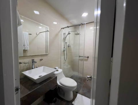 Executive Single Room | Bathroom | Shower, rainfall showerhead, free toiletries, towels