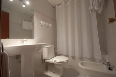 Double Room | Bathroom | Free toiletries, hair dryer, towels