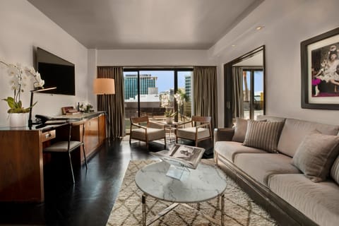 Suite (WILSHIRE SUITE) | Premium bedding, minibar, in-room safe, iron/ironing board