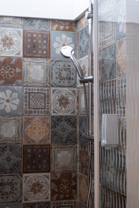 Junior Triple Room | Bathroom | Shower, rainfall showerhead, free toiletries, hair dryer