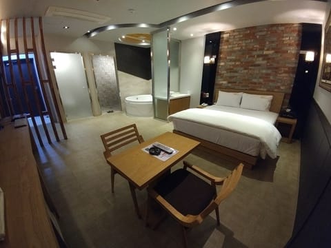 Suite | Free WiFi, bed sheets
