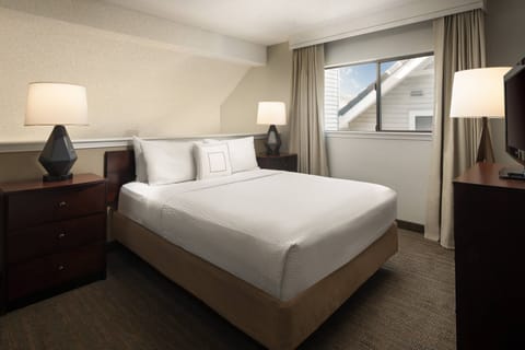 Penthouse, 2 Bedrooms | Premium bedding, pillowtop beds, desk, laptop workspace