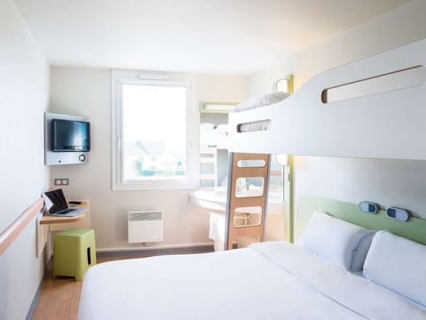 Triple Room, Multiple Beds | Desk, soundproofing, free WiFi, bed sheets