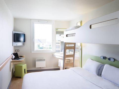 Triple Room, Multiple Beds | Desk, soundproofing, free WiFi, bed sheets