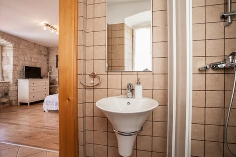 Comfort Studio, 1 Queen Bed, City View | Bathroom | Shower, hair dryer, towels