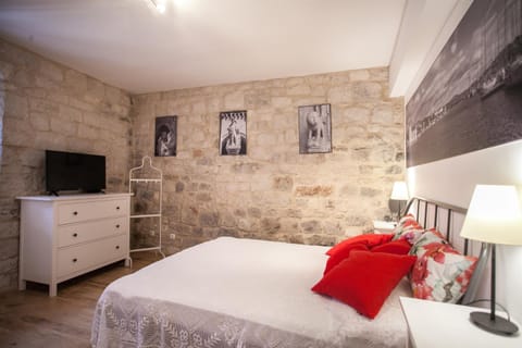 Comfort Studio, 1 Queen Bed, City View | 1 bedroom, soundproofing, free WiFi, bed sheets