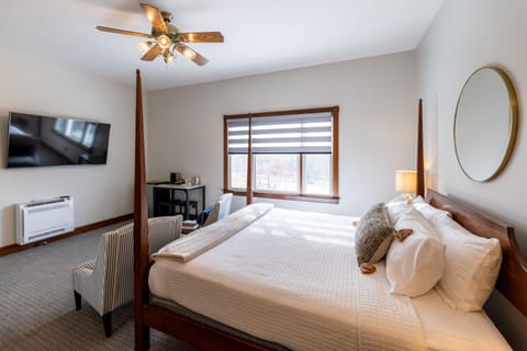 Luxury Room, 1 King Bed | Individually decorated, individually furnished, soundproofing, free WiFi