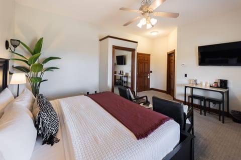 Design Room, 1 King Bed | Individually decorated, individually furnished, soundproofing, free WiFi