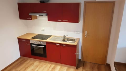 Traditional Studio Suite, 1 King Bed, Non Smoking, Kitchen (Room 6) | Private kitchen