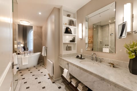 Grand Montreal View | Bathroom | Shower, free toiletries, hair dryer, bathrobes