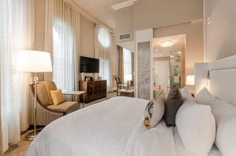 Grand Montreal View | Premium bedding, down comforters, minibar, in-room safe