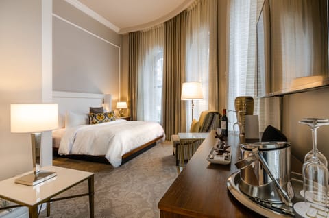 Grand Montreal View | Premium bedding, down comforters, minibar, in-room safe