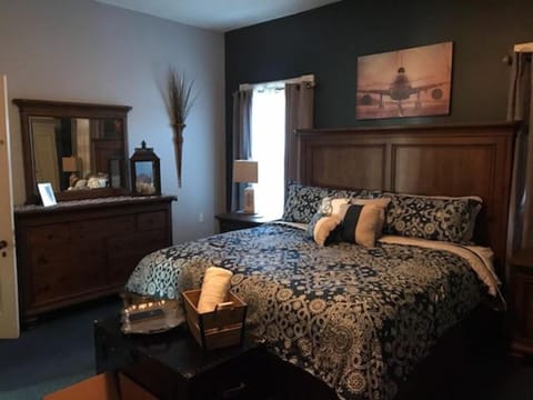 Business Suite, 1 King Bed, Fireplace, Courtyard Area | Egyptian cotton sheets, premium bedding, pillowtop beds