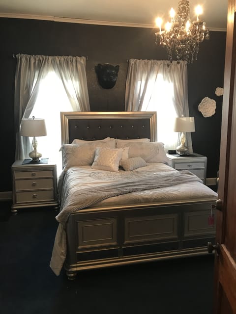 Romantic Suite, 1 Queen Bed, Jetted Tub, Courtyard Area | Room amenity