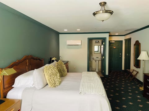 Room, Private Bathroom (State Street Suite) | Premium bedding, desk, iron/ironing board, free WiFi