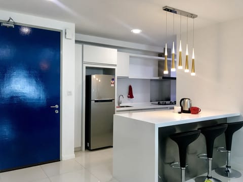 Exclusive Apartment, 2 Bedrooms, Non Smoking, Ensuite | Private kitchen | Full-size fridge, microwave, stovetop, electric kettle