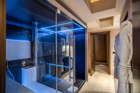 Presidential Spa Suite | Bathroom | Designer toiletries, hair dryer, bathrobes, slippers