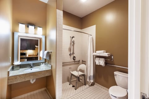 Suite, 2 Bedrooms (Mobility/Hearing Accessible, Tub) | Bathroom | Hair dryer, towels