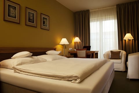Double or Twin Room, 1 Bedroom, Accessible | Minibar, in-room safe, desk, free cribs/infant beds