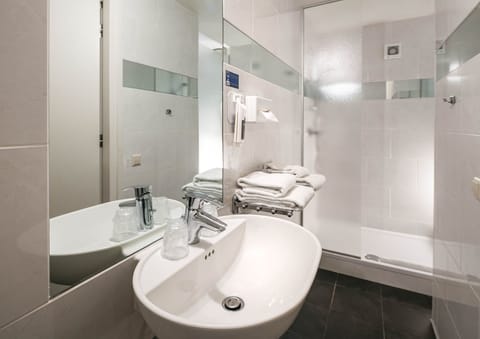 Family Room | Bathroom | Shower, hair dryer, towels, soap