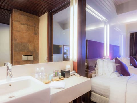 Executive Room, 2 Twin Beds, Ocean View | Bathroom | Deep soaking tub, designer toiletries, hair dryer, bathrobes