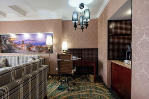 Suite | Premium bedding, minibar, in-room safe, desk