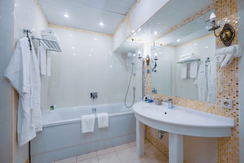 Suite | Bathroom | Shower, free toiletries, hair dryer, slippers