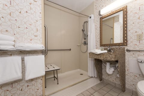 Combined shower/tub, hair dryer, towels