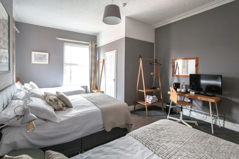 Family Room, Ensuite | Iron/ironing board, bed sheets