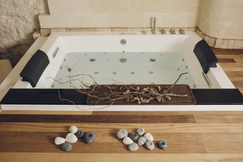 Deluxe Suite, Hot Tub | Jetted tub